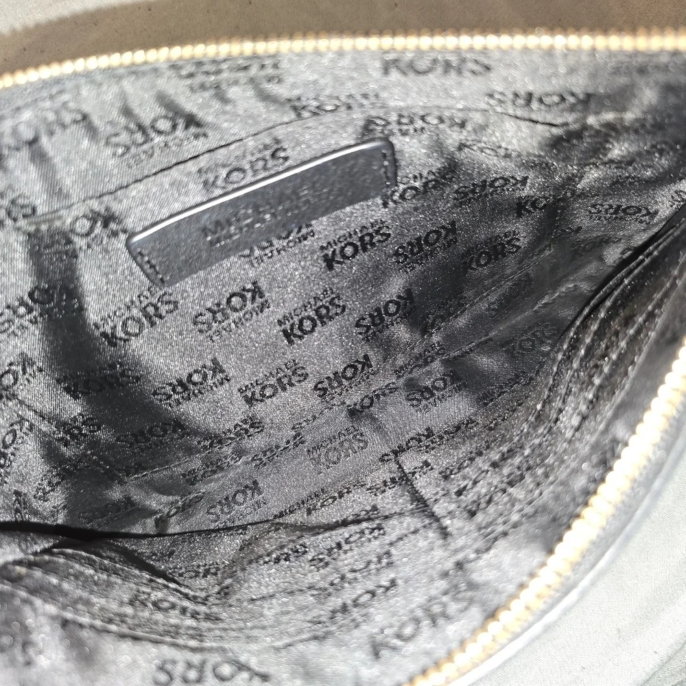 EUC - Michael Kors Black and White Wristlet